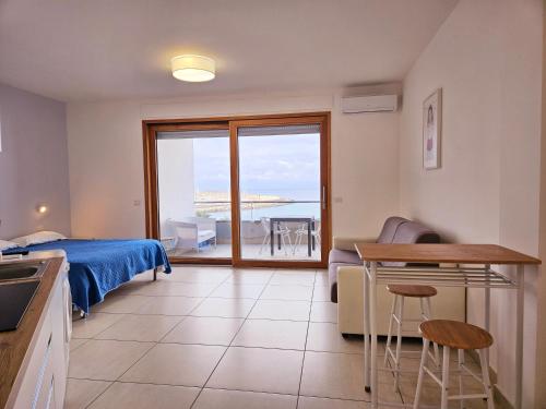 una camera con letto e vista sull'oceano di Dolphin's Home a Porto Torres