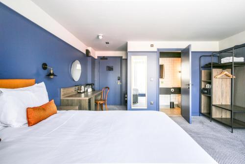 Ein Bett oder Betten in einem Zimmer der Unterkunft Ropewalks Hotel