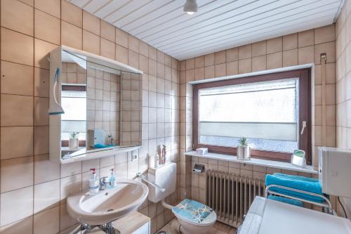 łazienka z umywalką, toaletą i oknem w obiekcie ELW, sep. Eingang, überdachte Terrasse, nähe Backnang w mieście Althütte