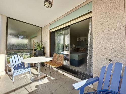 d'un balcon avec une table et des chaises et d'une salle de bains. dans l'établissement Cannes - Studio en plein cœur de Cannes, à Cannes