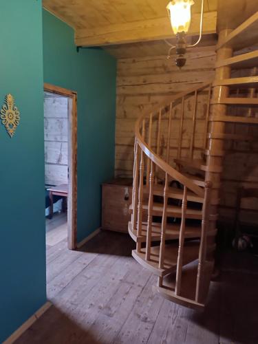 una escalera de caracol de madera en una habitación con una pared azul en Dom w górach do wynajęcia, Poręba,Koninki ,1h drogi,50 km od Krakowa., en Poręba Wielka