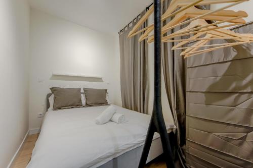 a small bedroom with a bed with white sheets at Modern Apt para 6pax en la Plaza de Tirso-Centro in Madrid