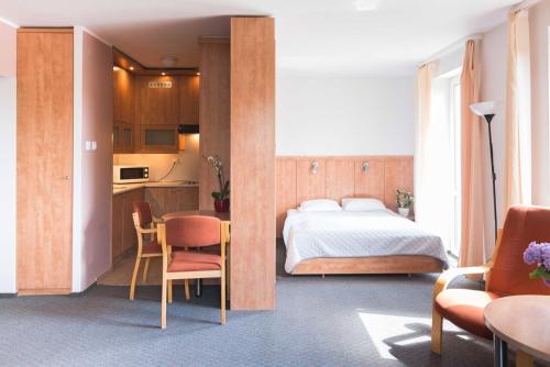 een hotelkamer met een bed en een keuken bij Warsaw Apartments Magnolie in Warschau