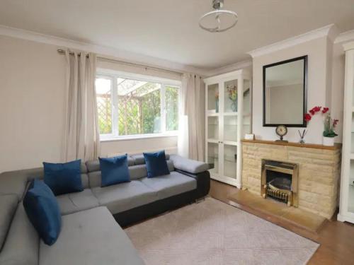 uma sala de estar com um sofá e uma lareira em Pass the Keys Spacious 3BR Garden Home inc Parking Oxford em Oxford