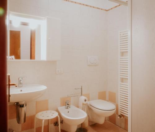 bagno bianco con lavandino e servizi igienici di Casa Accademia a Venezia
