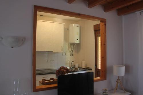 cocina con espejo grande en la pared en Apartamento en Altos de Pesués, en Pesués