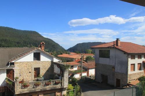 Pesués的住宿－Apartamento en Altos de Pesués，享有以山脉为背景的小镇美景。