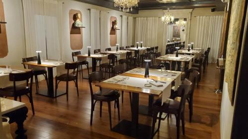 un restaurante con mesas y sillas con velas en i Torretti Locazione Turistica, Ristorante, Lounge Bar, en Asolo