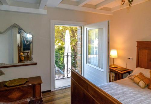 1 dormitorio con cama y ventana grande en i Torretti Locazione Turistica, Ristorante, Lounge Bar, en Asolo