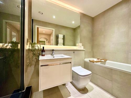 Bilik mandi di The Snug At Pierson House