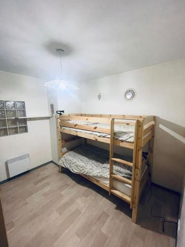 Cette chambre comprend 2 lits superposés. dans l'établissement Appartement en centre ville, à Argelès-Gazost