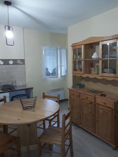 - une cuisine avec une table, une table et des chaises dans l'établissement Appartement en centre ville, à Argelès-Gazost
