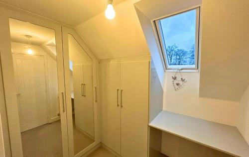 a hallway with a window and a window shelf and a windowigunigunigunigun at High Wycombe Stunning Stylish Four Bedroom House in High Wycombe