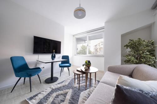 uma sala de estar com um sofá, uma mesa e cadeiras em Stella Stays Istanbul Etiler em Istambul