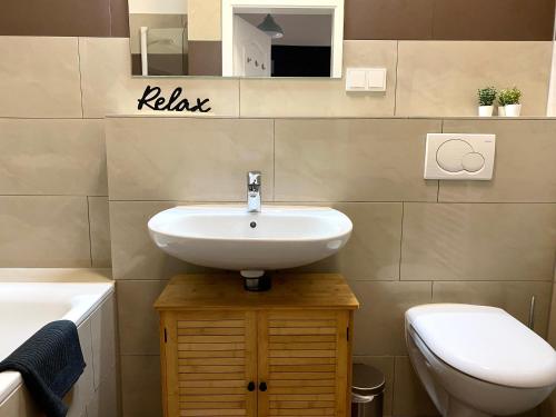 een badkamer met een wastafel en een toilet bij SECRET HIDEAWAYS Design Apartment ARTstudio 5 nahe City l Messe l Hbf in Duisburg