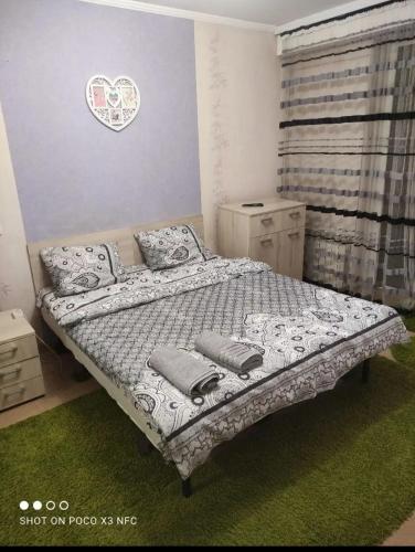 Tempat tidur dalam kamar di Посуточно