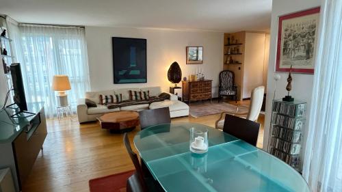 un salon avec une table et un canapé dans l'établissement Chez Nicole & Denis, à Boulogne-Billancourt