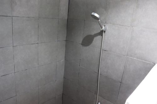 een douche met een douchekop in de badkamer bij The Big Easy Koh Rong Samloem in Koh Rong Sanloem
