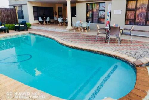 una gran piscina azul en un hotel en Dineo's Lodge and Spa, en Burgersfort