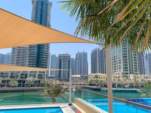 Bazén v ubytování LUXFolio Retreats Hidden Gem Dubai Marina nebo v jeho okolí