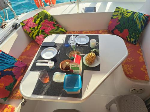 een tafel op de achterkant van een boot bij TIVA Catamaran MOOREA in Moorea