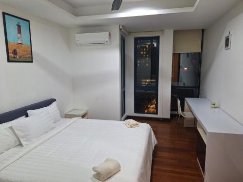 una camera da letto con un letto bianco e una scrivania di 09-7 Sweet Home-Casa Residency a Kuala Lumpur