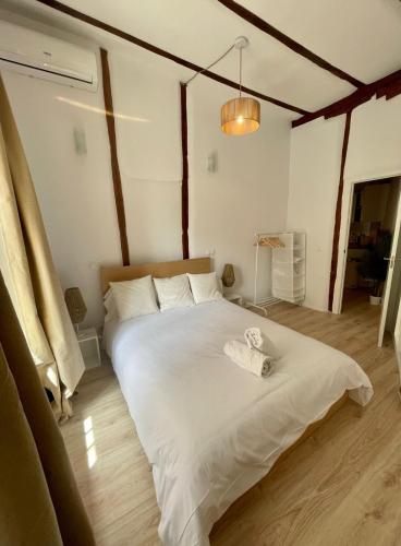 a bedroom with a large white bed in it at Centrico Apt 7pax en Anton Martin-Centro in Madrid