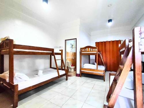 Habitación con 3 literas en una habitación en Jurisu Resort, en San Vicente