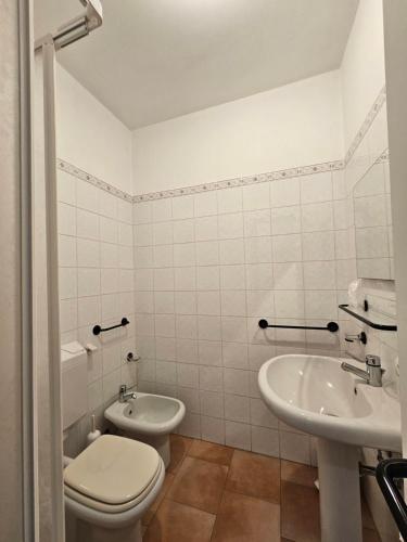 La salle de bains blanche est pourvue de toilettes et d'un lavabo. dans l'établissement VILLA GLAUER - D'AMICO, à Sestri Levante