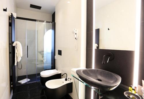 Zimmer mit Kingsize-Bett und Poolblick