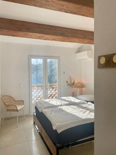 une chambre avec un lit, une chaise et une fenêtre dans l'établissement Villa Florence, à Cavalaire-sur-Mer
