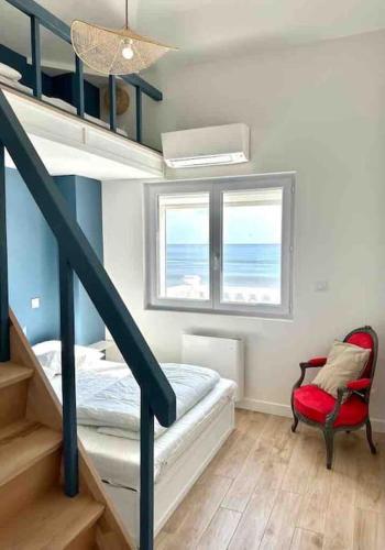 - une chambre avec un escalier, un lit et une chaise dans l'établissement Villa  L’écho des vagues vue mer, accès plage, à Meschers-sur-Gironde