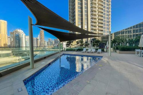 Bazén v ubytování LUXFolio Retreats - Full Marina View - Brand New nebo v jeho okolí