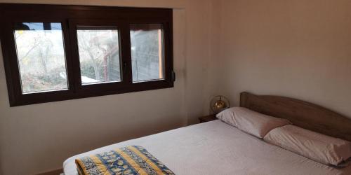 Schlafzimmer mit einem Bett und einem Fenster in der Unterkunft Μονοκατοικία Σουρωτή in Sourotí