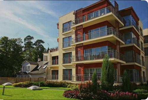 een groot appartementencomplex met balkons en een tuin bij Mary in Ksar et Tlatia