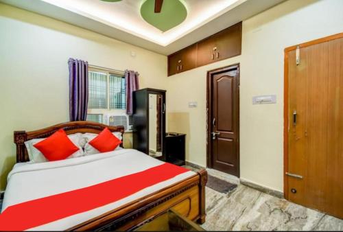Кровать или кровати в номере Goroomgo Moon light Premium Bhubaneswar Luxury Collection