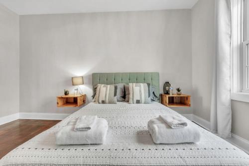 1 dormitorio blanco con 1 cama grande y 2 toallas en 4Bed/3bath- 1 mile to Downtown, en Spartanburg
