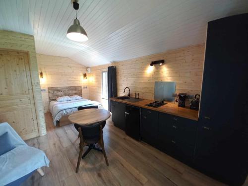 Ένα ή περισσότερα κρεβάτια σε δωμάτιο στο Le petit Chalet du MacQuart P.O.A. RANCH, 2 à 3 pers,