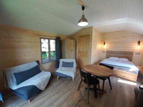 Ένα ή περισσότερα κρεβάτια σε δωμάτιο στο Le petit Chalet du MacQuart P.O.A. RANCH, 2 à 3 pers,