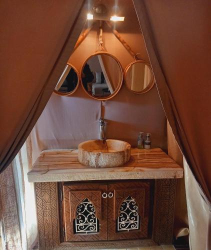 a bathroom with a sink and a mirror at Night sky luxury camp in Hassilabied