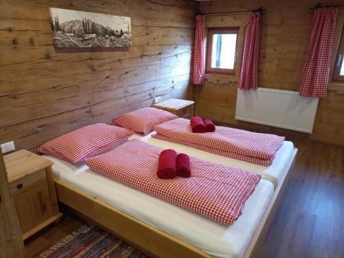 1 dormitorio con 2 camas con zapatillas rojas en Hennleiten Hof, en Reith bei Kitzbühel