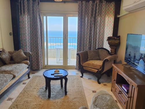een woonkamer met uitzicht op de oceaan bij City Square - Brand New Luxury Apartment With Stunning Sea View in Alexandrië