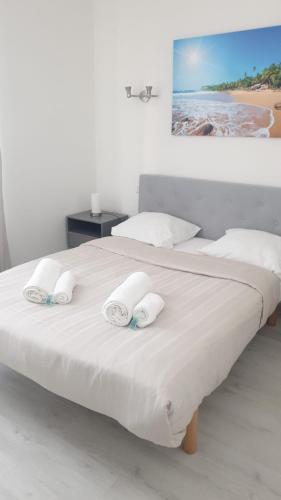 - 2 lits avec des draps blancs et des serviettes dans l'établissement hyper centre Antibes maison de villes 100m2 ; terrasse 20 m2, à Antibes