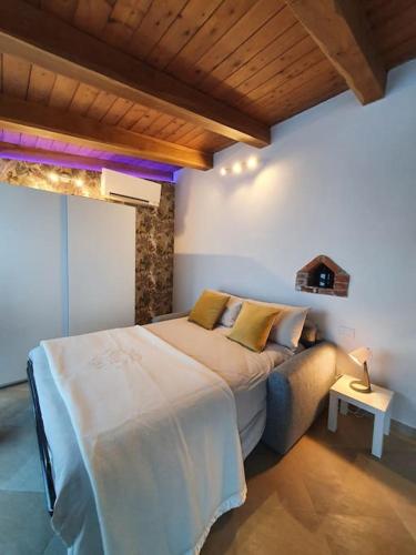 sypialnia z dużym łóżkiem i kanapą w obiekcie La Casetta di Angela w mieście Rivarolo Canavese