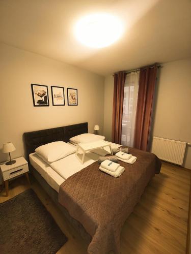um quarto com uma cama com duas toalhas em Maya's Flats & Resorts 42 - Świętej Barbary em Gdansk