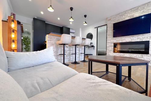 un salon avec un canapé et une cheminée dans l'établissement BELLET - Rooftop, jacuzzi et vue imprenable sur Nice et Mer, à Nice