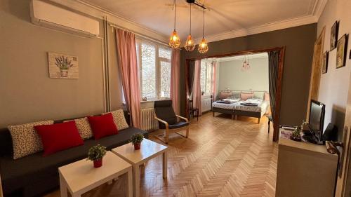 un soggiorno con divano e tavolo di Your Space in Sofia a Sofia