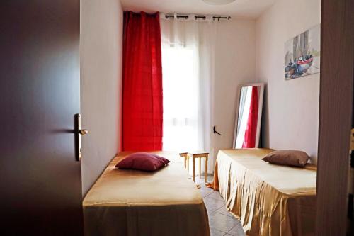 2 camas en una habitación con ventana en A Casa di Doralucia - Comfort a Santa Maria di Leuca, en Leuca