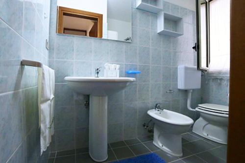 y baño con lavabo y aseo. en A Casa di Doralucia - Comfort a Santa Maria di Leuca, en Leuca