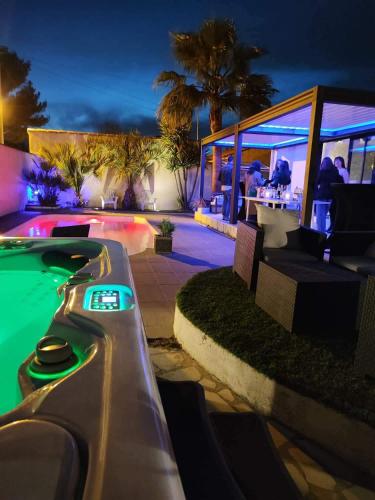 Piscine chauffée, jacuzzi, pétanque – Photos 2
